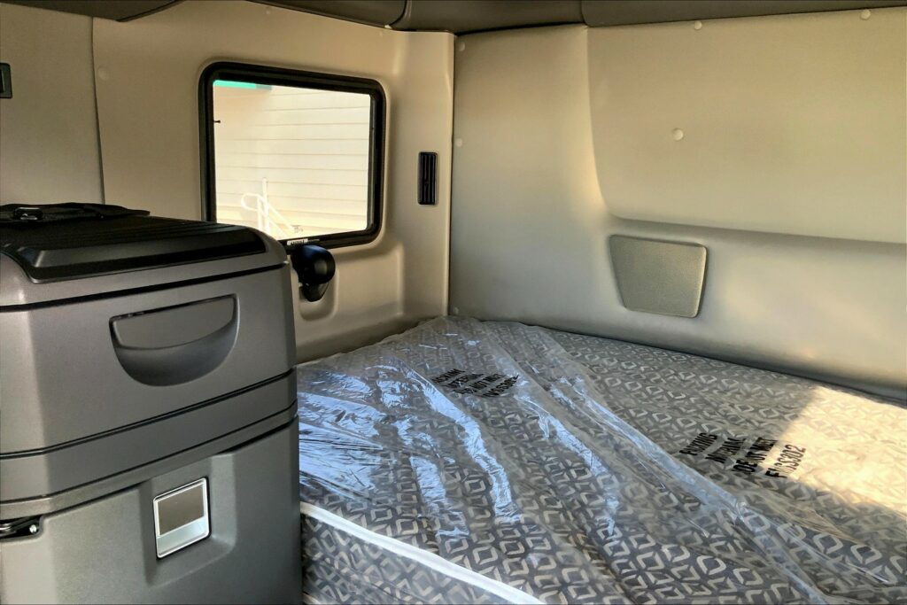 2023 INT LT625 6×4 Sleeper