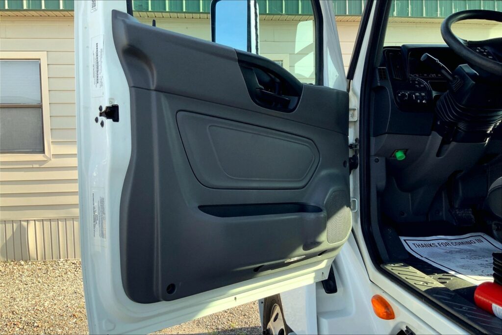 2023 INT LT625 6×4 Sleeper