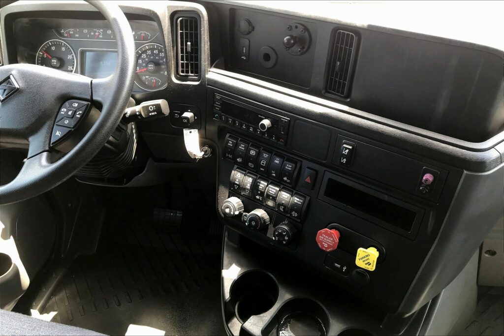 2023 INT LT625 6×4 Sleeper