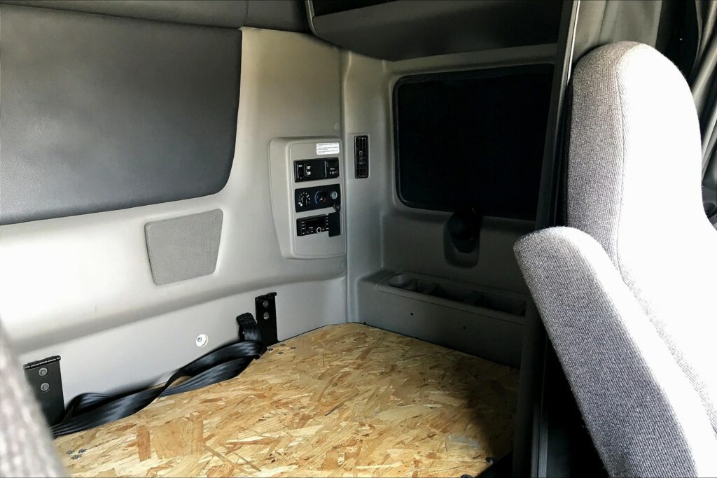 2023 INT LT625 6×4 Sleeper