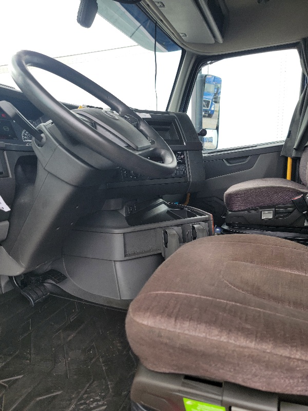 2021 Volvo DB Sleeper