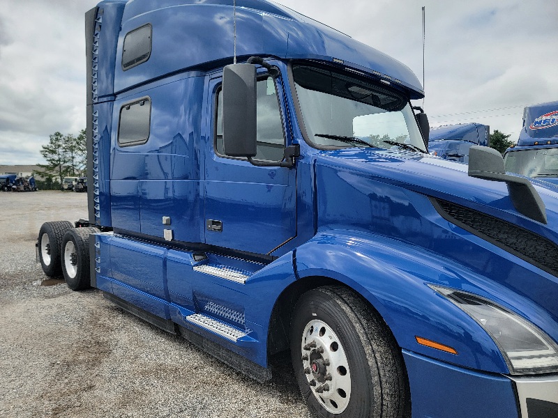 2021 Volvo DB Sleeper