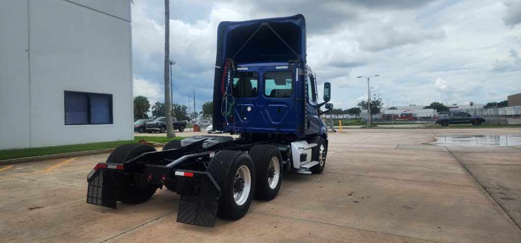 2021 Freightliner Day Cab