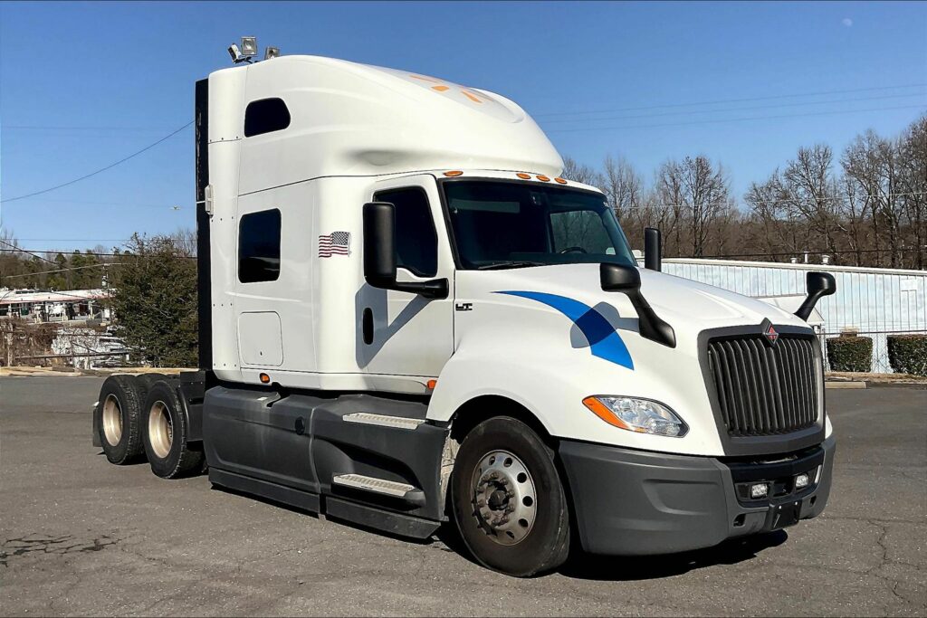 2021 CUM LT625 6×4 Sleeper