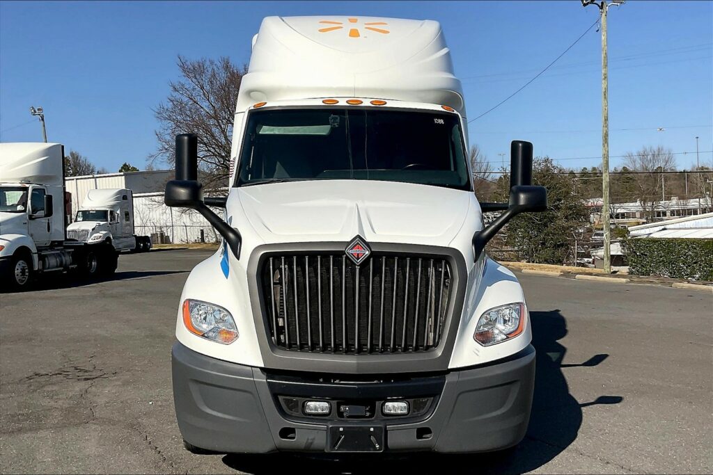 2021 CUM LT625 6×4 Sleeper