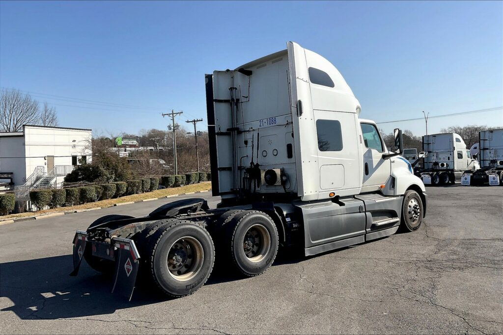 2021 CUM LT625 6×4 Sleeper