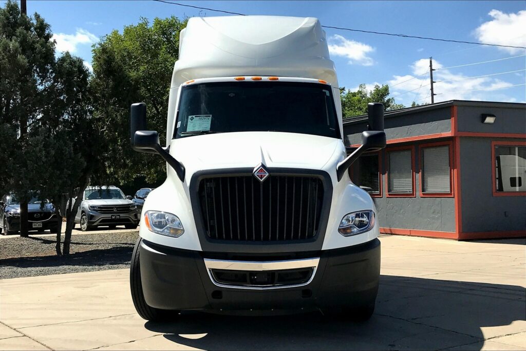 2022 CUM LT625 6×4 Sleeper