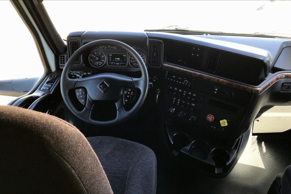 2022 CUM LT625 6×4 Sleeper