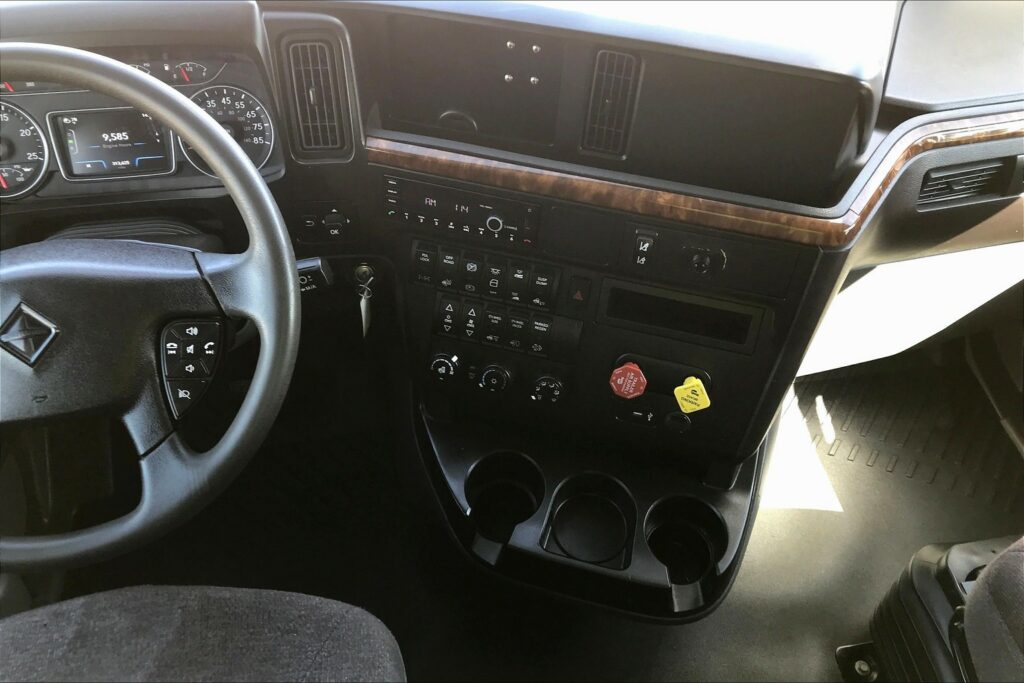 2022 CUM LT625 6×4 Sleeper