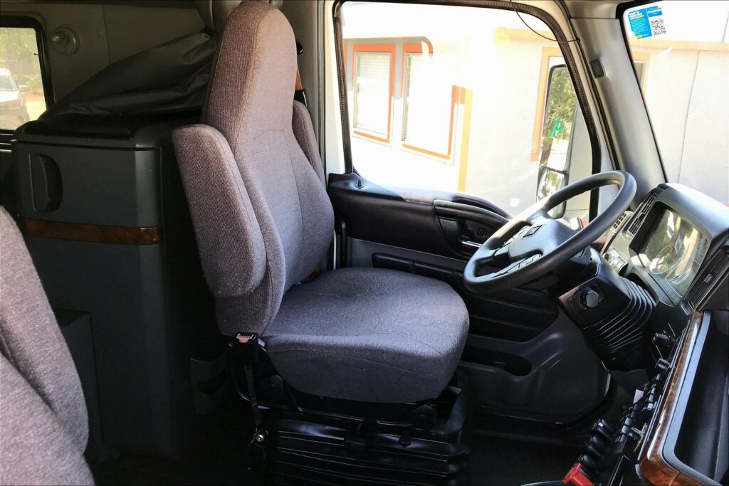 2022 CUM LT625 6×4 Sleeper