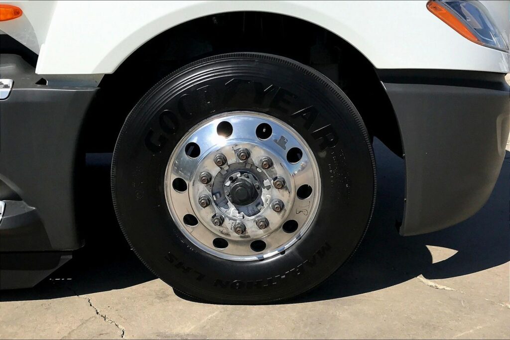 2022 CUM LT625 6×4 Sleeper