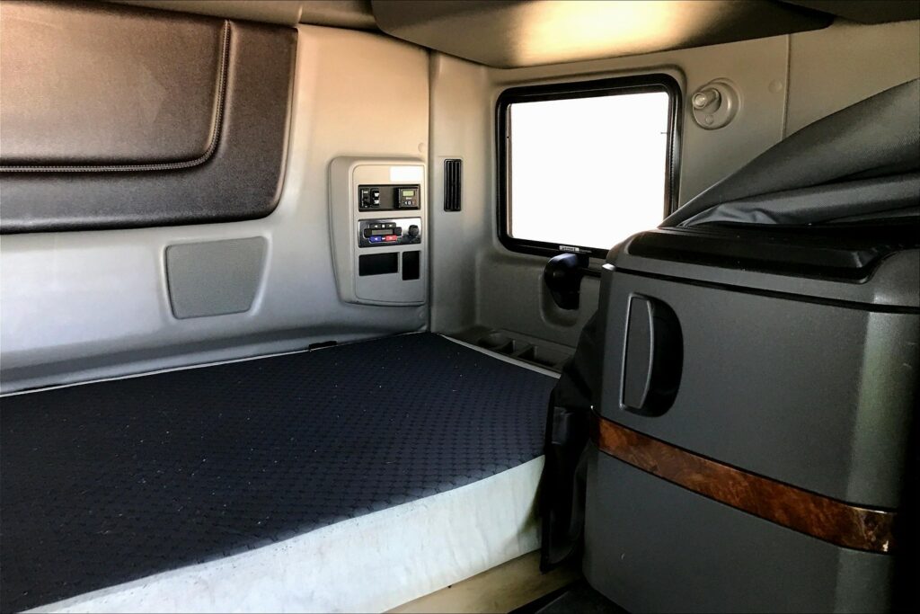 2022 CUM LT625 6×4 Sleeper