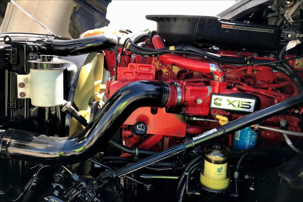 2022 CUM LT625 6×4 Sleeper