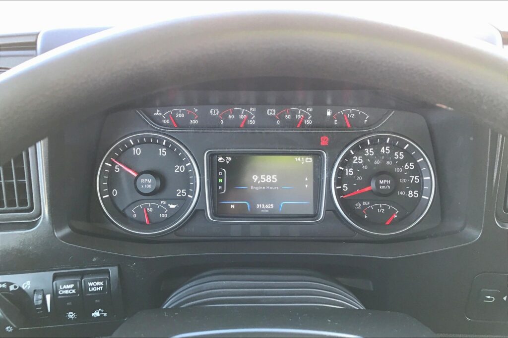 2022 CUM LT625 6×4 Sleeper