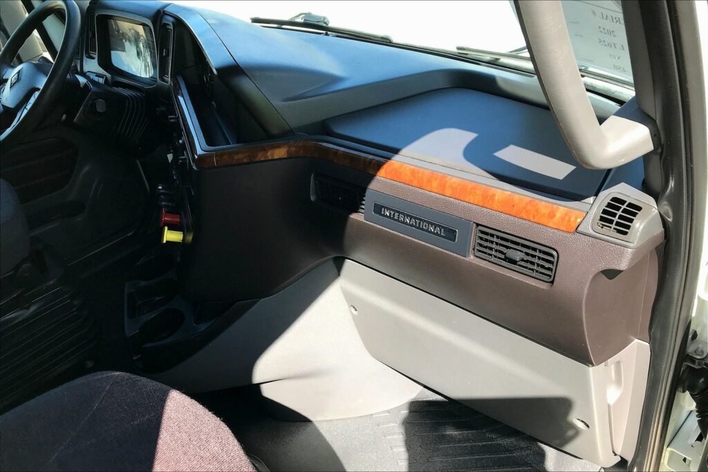 2022 CUM LT625 6×4 Sleeper