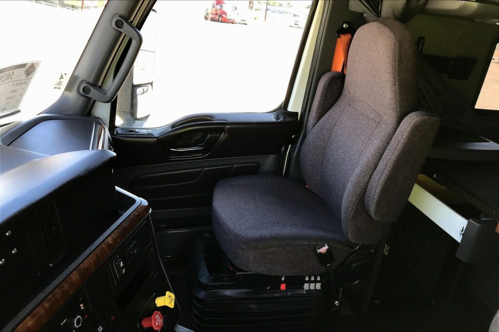 2022 CUM LT625 6×4 Sleeper