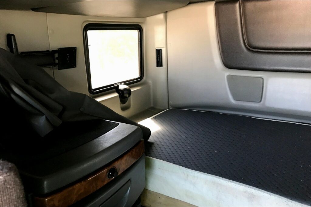 2022 CUM LT625 6×4 Sleeper