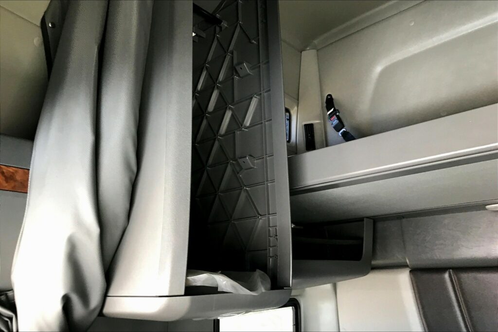 2022 CUM LT625 6×4 Sleeper