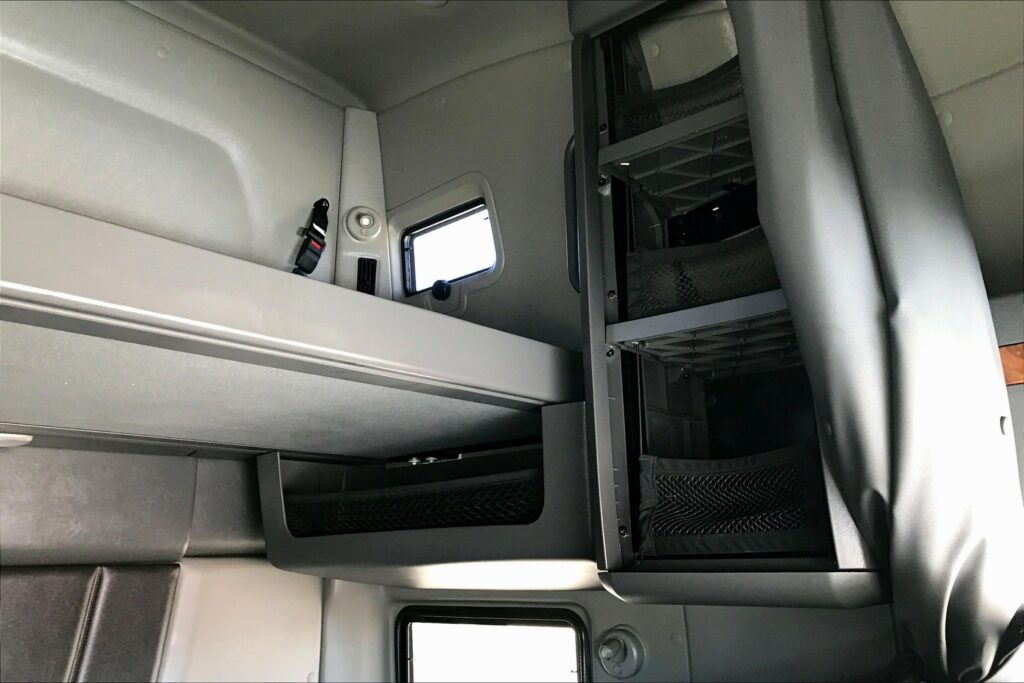 2022 CUM LT625 6×4 Sleeper