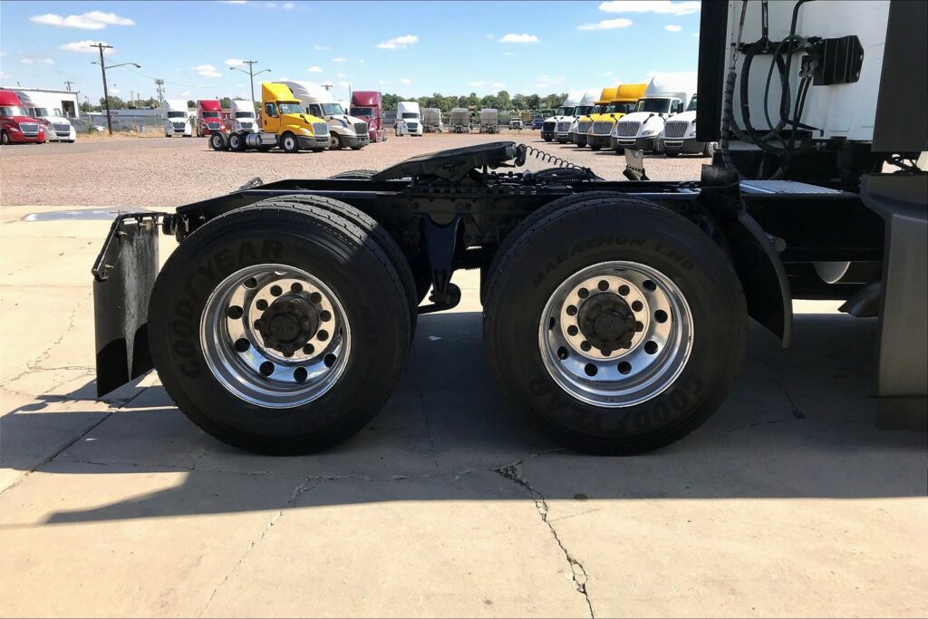 2022 CUM LT625 6×4 Sleeper