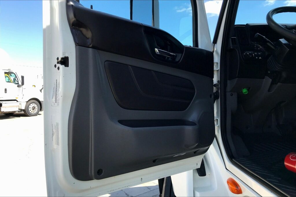 2022 CUM LT625 6×4 Sleeper