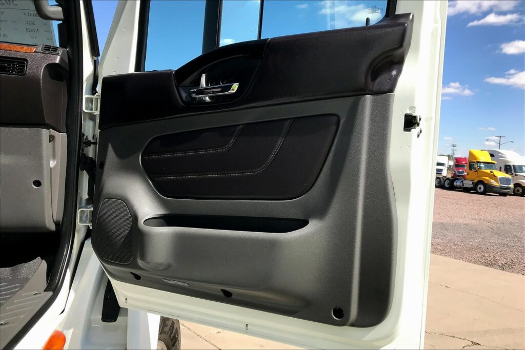 2022 CUM LT625 6×4 Sleeper