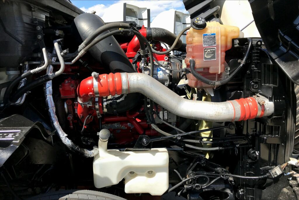 2022 CUM LT625 6×4 Sleeper