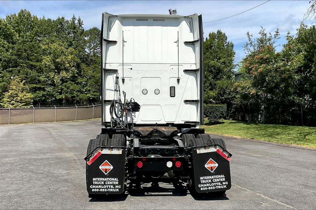 2022 CUM LT625 6×4 Sleeper