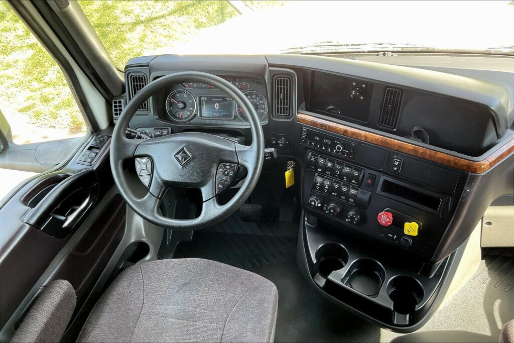 2022 CUM LT625 6×4 Sleeper