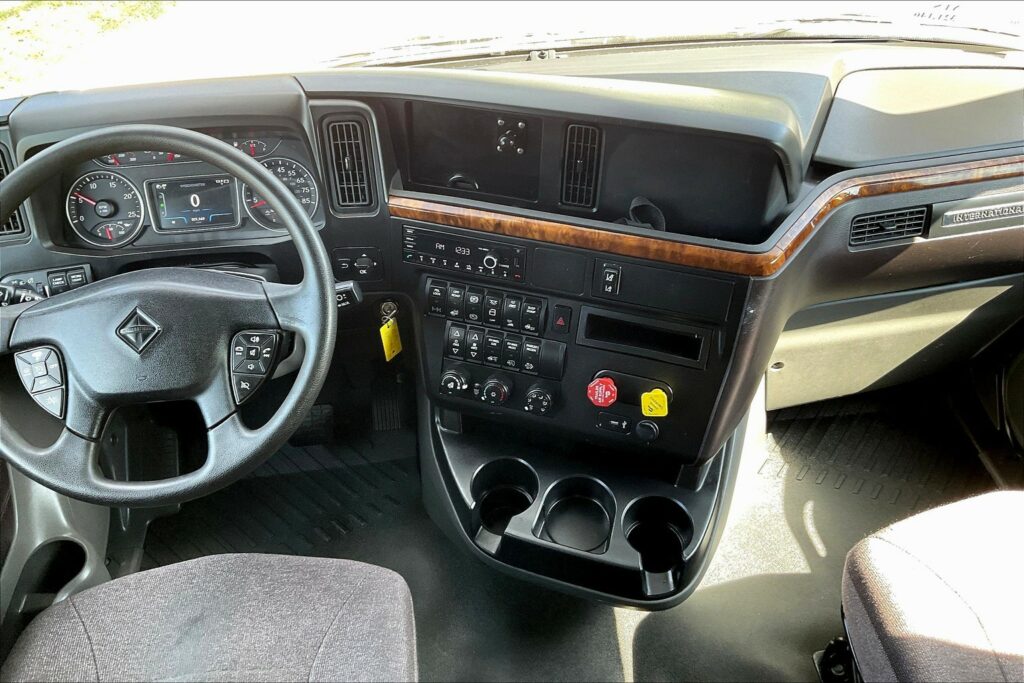 2022 CUM LT625 6×4 Sleeper