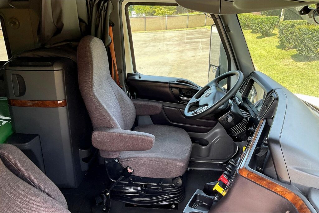 2022 CUM LT625 6×4 Sleeper