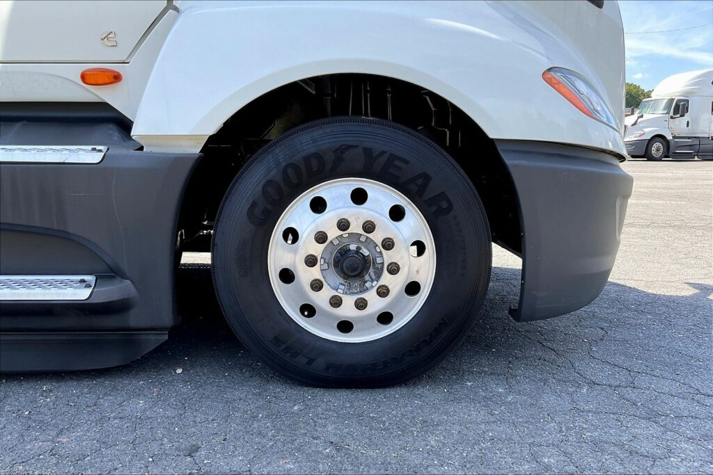 2022 CUM LT625 6×4 Sleeper