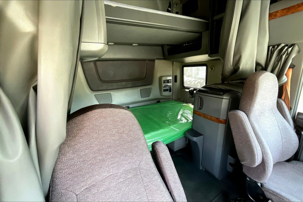 2022 CUM LT625 6×4 Sleeper