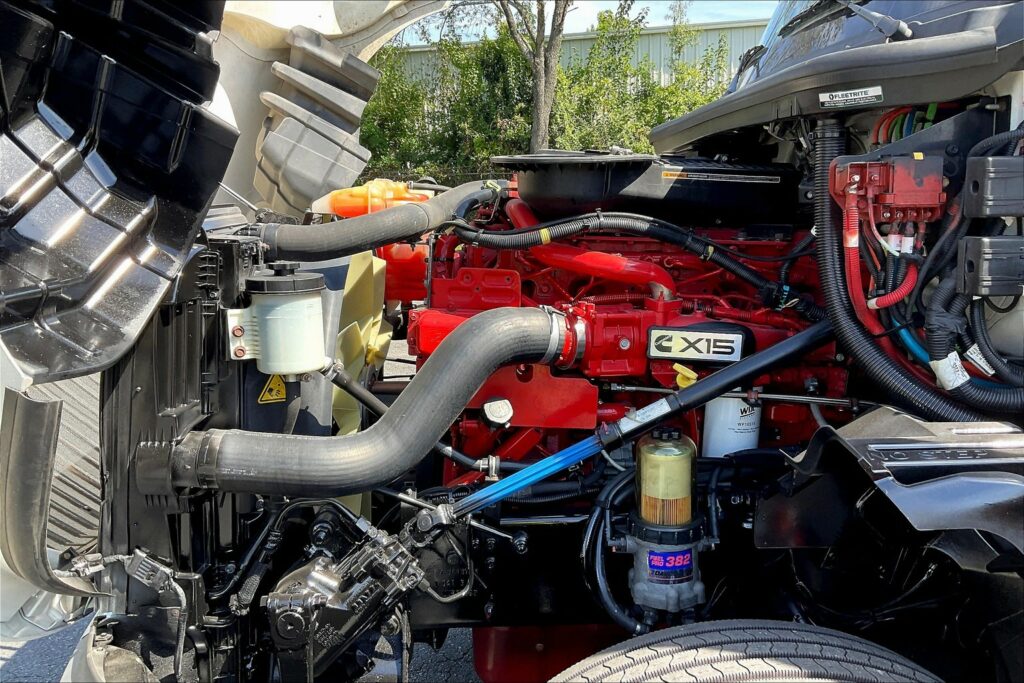 2022 CUM LT625 6×4 Sleeper