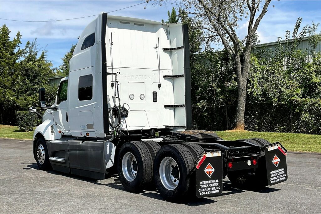 2022 CUM LT625 6×4 Sleeper