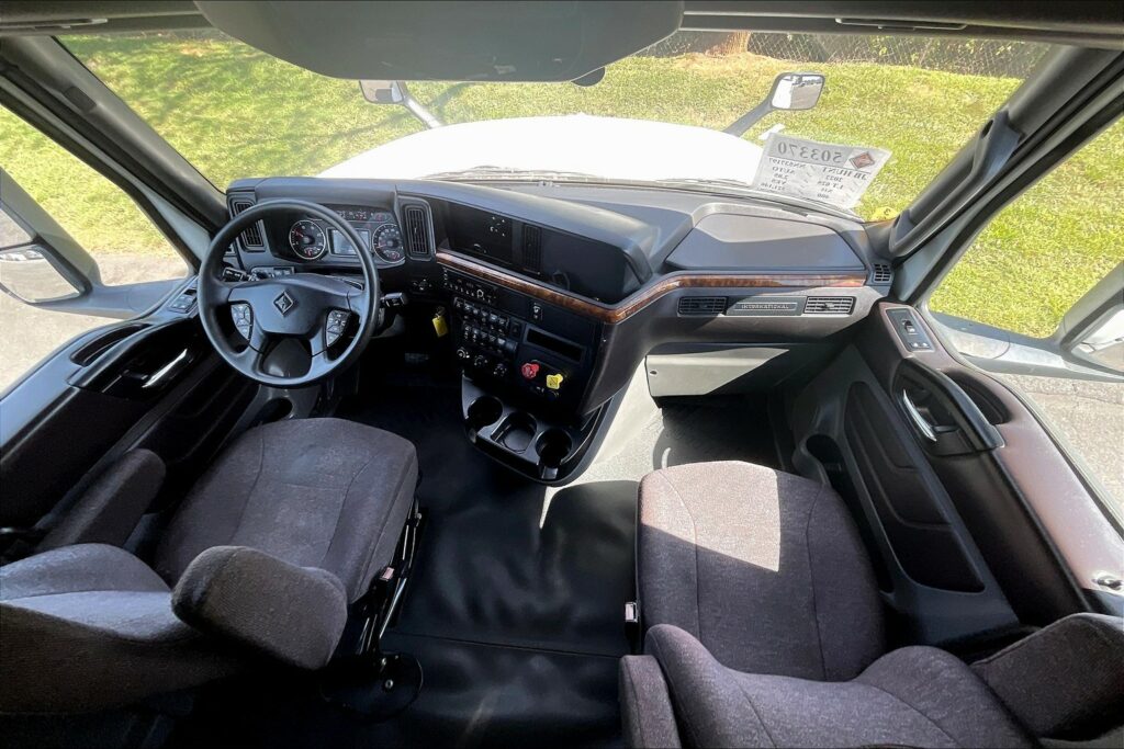 2022 CUM LT625 6×4 Sleeper