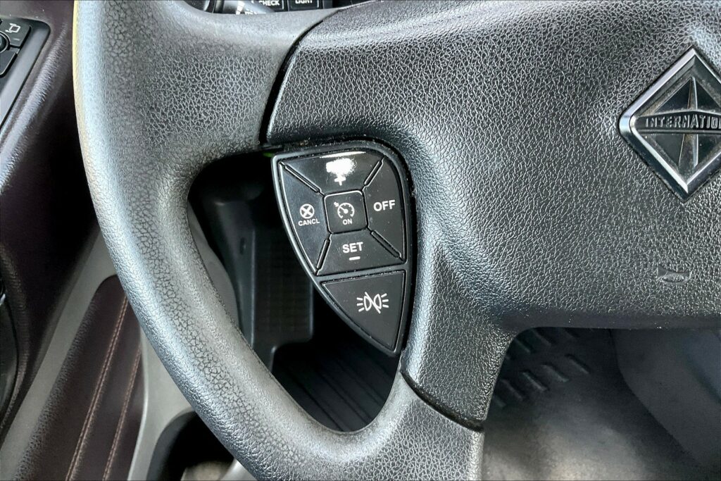 2022 CUM LT625 6×4 Sleeper