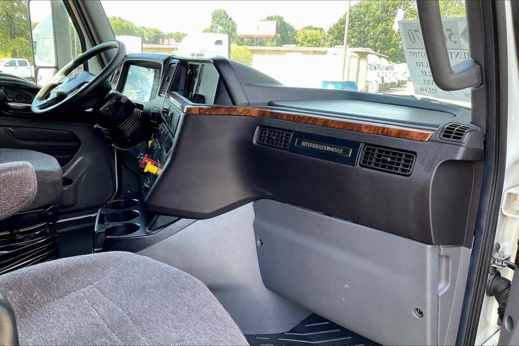 2022 CUM LT625 6×4 Sleeper