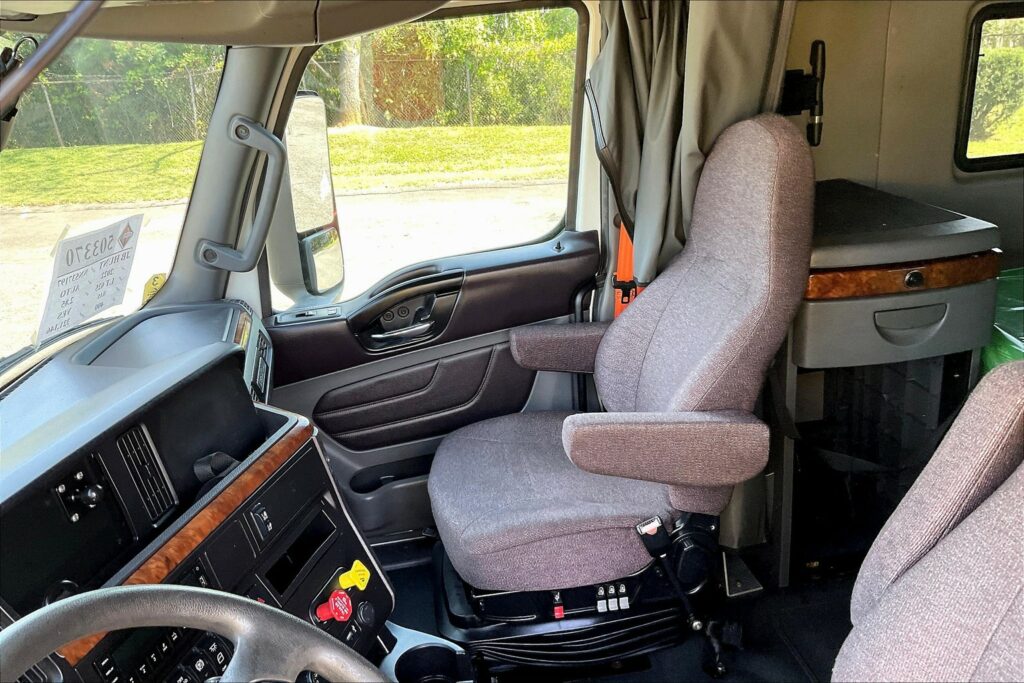 2022 CUM LT625 6×4 Sleeper