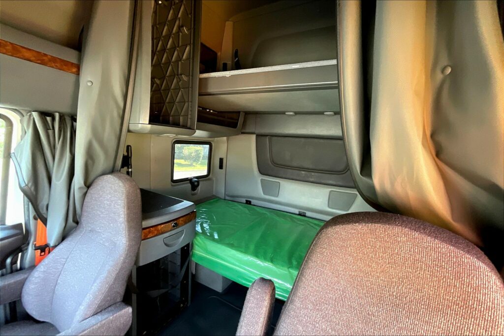 2022 CUM LT625 6×4 Sleeper