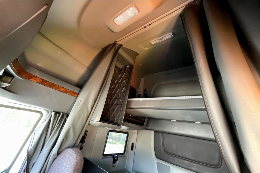 2022 CUM LT625 6×4 Sleeper