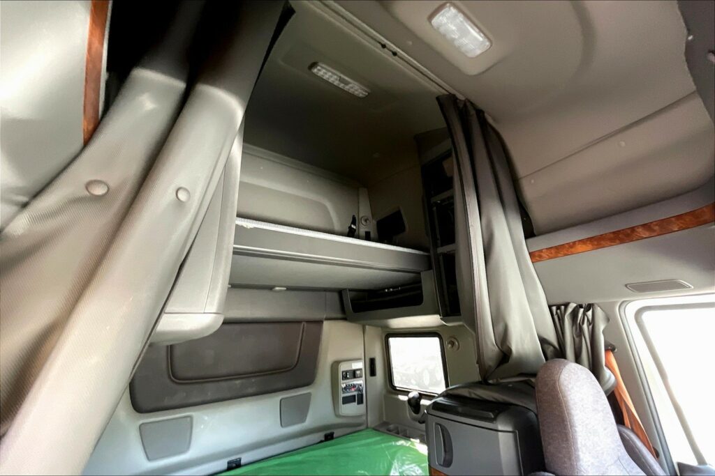 2022 CUM LT625 6×4 Sleeper