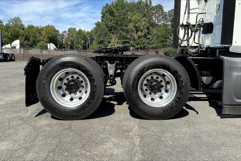 2022 CUM LT625 6×4 Sleeper