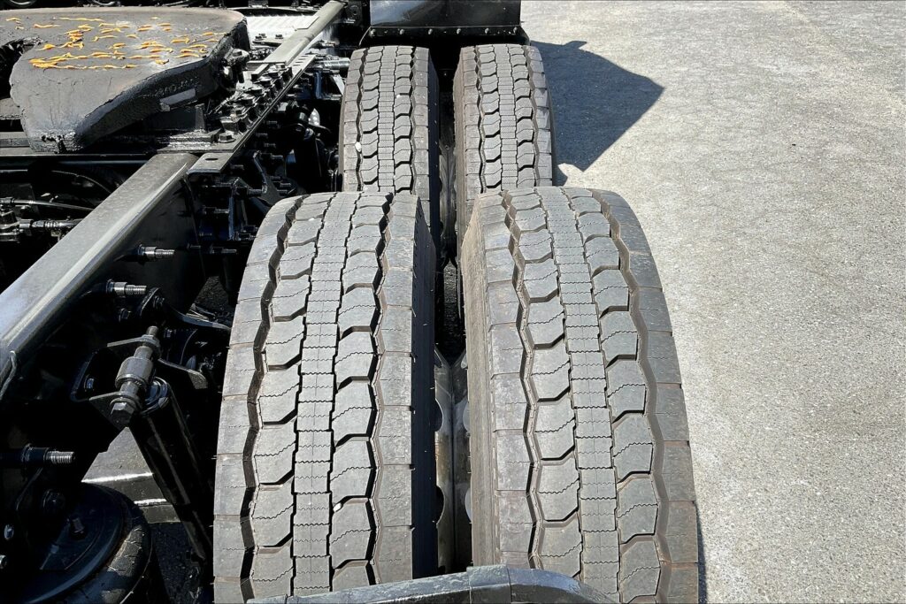 2022 CUM LT625 6×4 Sleeper