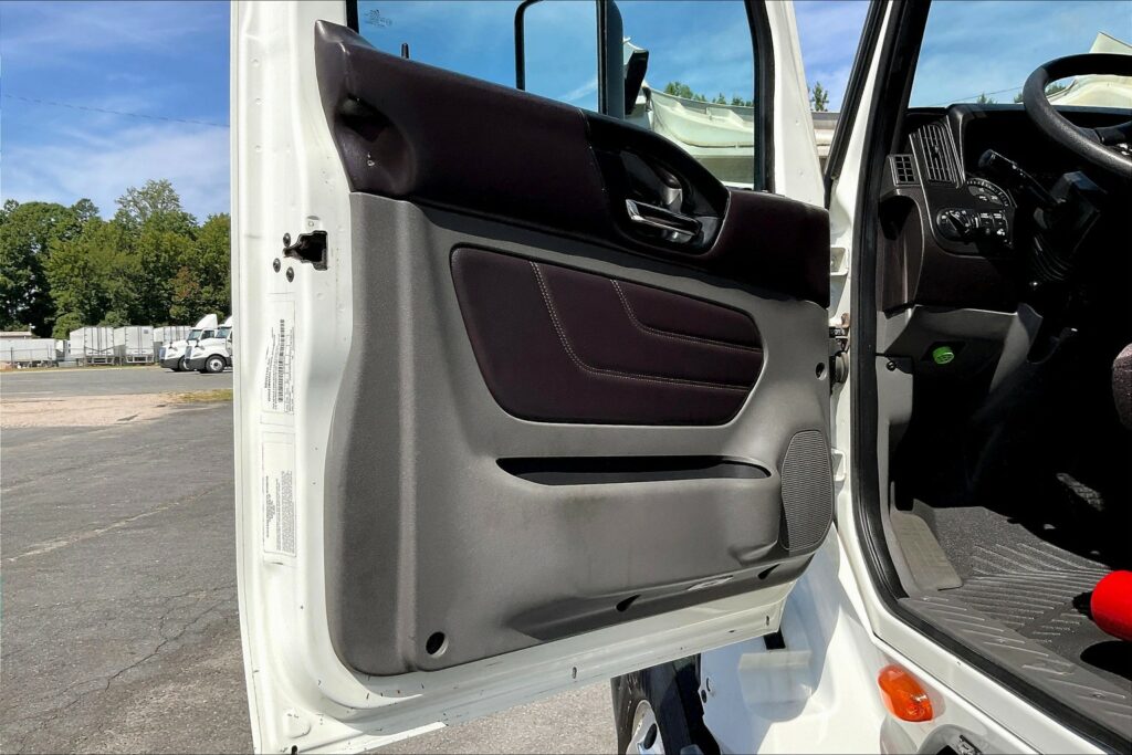 2022 CUM LT625 6×4 Sleeper