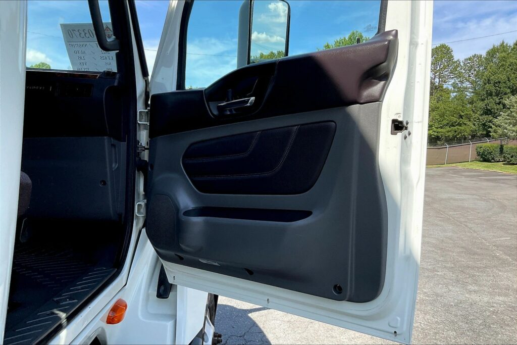 2022 CUM LT625 6×4 Sleeper