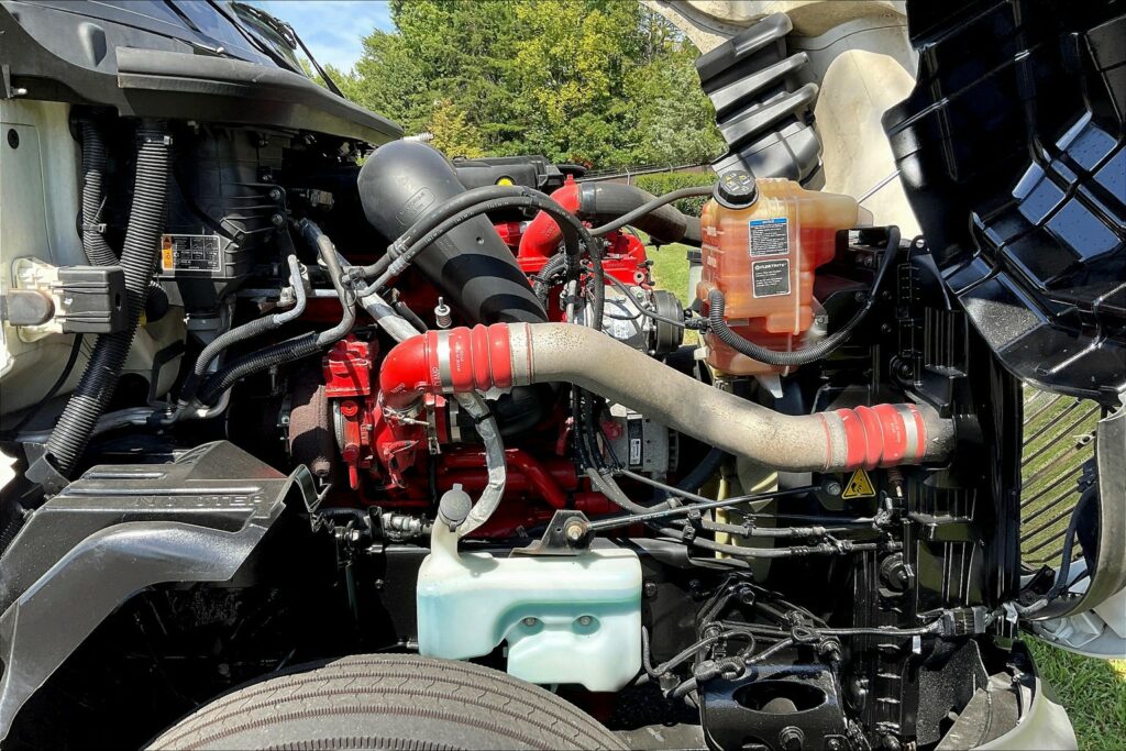 2022 CUM LT625 6×4 Sleeper