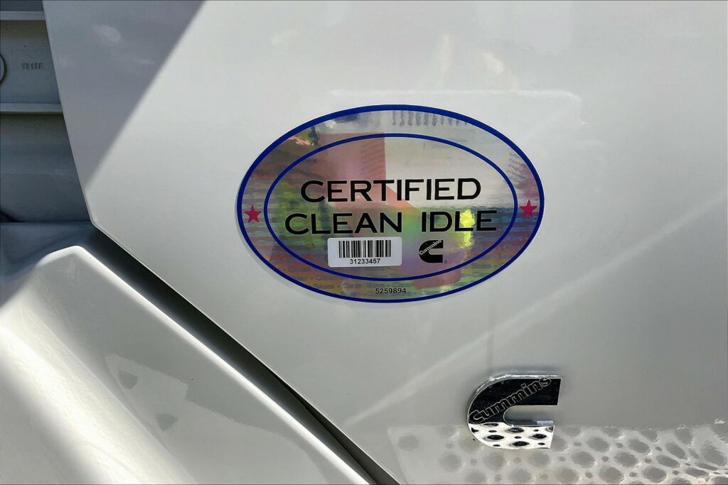 2022 CUM LT625 6×4 Sleeper