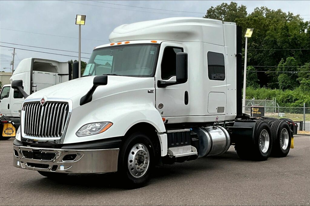 2022 CUM LT625 6×4 Sleeper