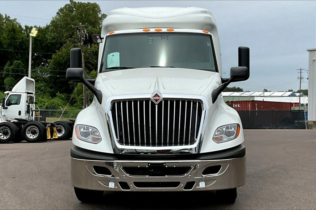 2022 CUM LT625 6×4 Sleeper